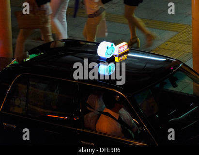 Taxi in attesa di un cliente nella parte anteriore della stazione di Ueno. Foto Stock