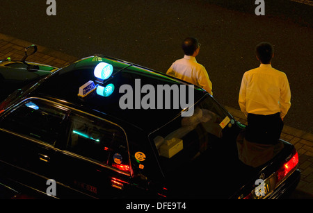 Taxi in attesa di un cliente nella parte anteriore della stazione di Ueno. Foto Stock