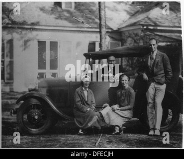 Il presidente Franklin D. Roosevelt, accompagnato dai familiari Anna, James e sua moglie, è mostrato a Warm Springs, Georgia. Questa fotografia cattura un momento dal loro tempo lì. Foto Stock