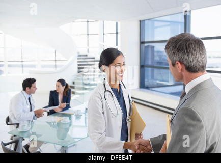 Medico e imprenditore lo handshaking in riunione Foto Stock