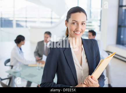 Ritratto di sorridere imprenditrice nell incontro con i medici Foto Stock