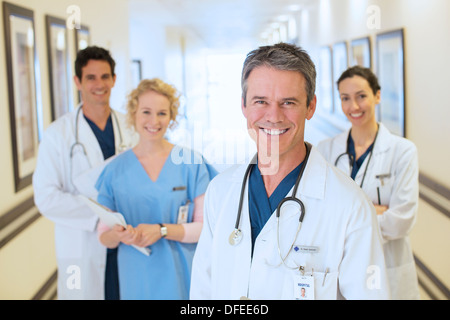 Ritratto di sorridere i medici e infermiere in ospedale corridoio Foto Stock