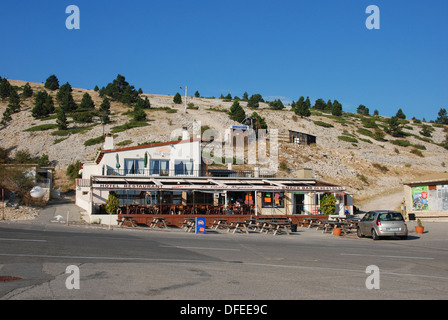 2012, una vista di Chalet Reynard, un hotel francese e caffè situato su una ripida salita sul mont ventoux, Provenza, Francia, una montagna sterile, famosa come tappa della corsa ciclistica Tour de France. La montagna e la zona circostante sono una mecca per i ciclisti dilettanti. Foto Stock