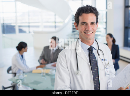 Ritratto di medico sorridente in riunione Foto Stock