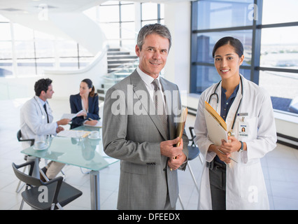 Ritratto di imprenditore sorridente e dottore in riunione Foto Stock