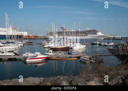 La leggenda del carnevale nave da crociera nel porto di Dublino Foto Stock