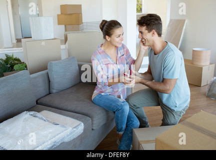 L'uomo propone la ragazza nella nuova casa Foto Stock