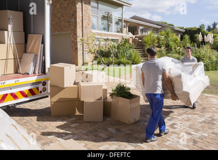 Movers trasportare divano dal movimento van a casa Foto Stock