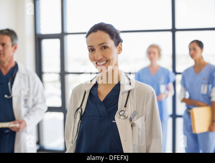 Ritratto di sorridere medico in ospedale Foto Stock