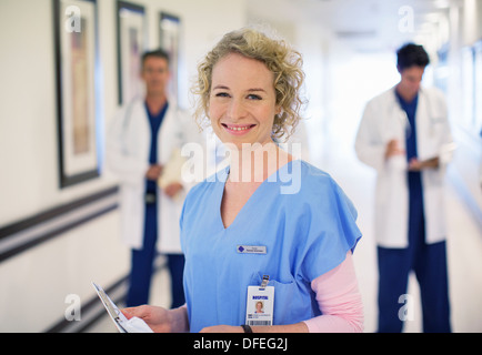 Ritratto di infermiera sorridente nel corridoio di ospedale Foto Stock