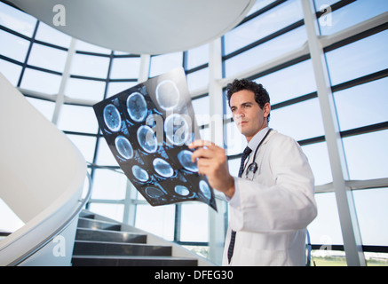 Medico capo di visione a raggi x sulla scala Foto Stock