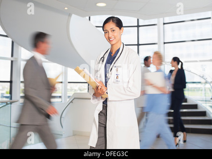 Ritratto di sorridere medico in ospedale atrium Foto Stock