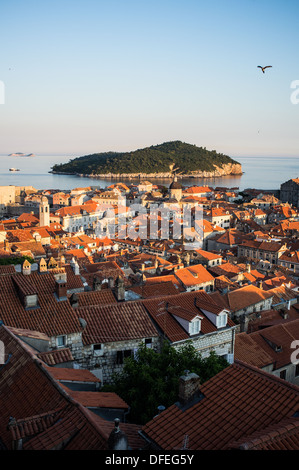 Una vista della Città Vecchia di Dubrovnik, Croazia dalle mura della città. L'isola di Lokrum può essere visto in lontananza. Foto Stock