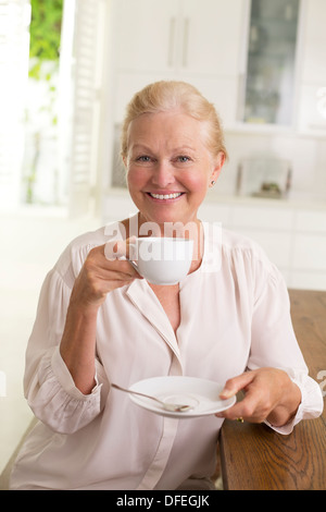 Ritratto di donna senior di bere il caffè Foto Stock