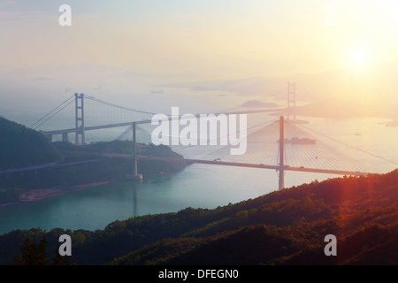 Tramonto a Ting Kau Bridge, vista da Tsuen Wan, Hong Kong Foto Stock