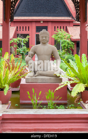Statua di Yama, il lebbroso re, nel cortile interno del museo nazionale di Phnom Penh, Cambogia Foto Stock