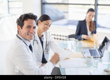 Ritratto di medico sorridente in riunione Foto Stock