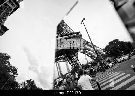 La torre Eiffel di Parigi, Francia. Fotografato in uno specchio che ha causato l''disjointed' effetto. Foto Stock