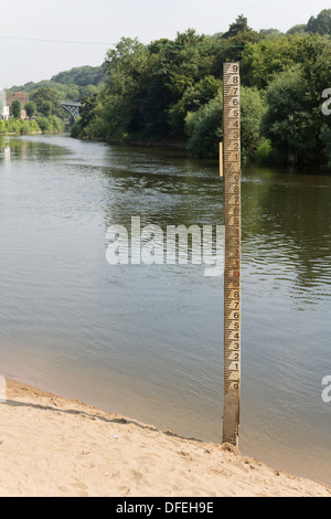 Acqua di inondazione indicatore di profondità impostata sul bordo del fiume Severn a Ironbridg, Shropshire, Inghilterra Foto Stock