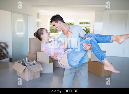 Uomo che porta la fidanzata nella nuova casa Foto Stock