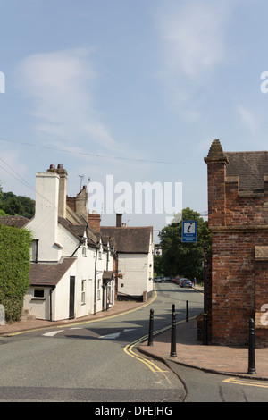 La banchina, Ironbridge, Shropshire guardando verso il centro di Ironbridge con il restringimento della strada leggermente. Foto Stock