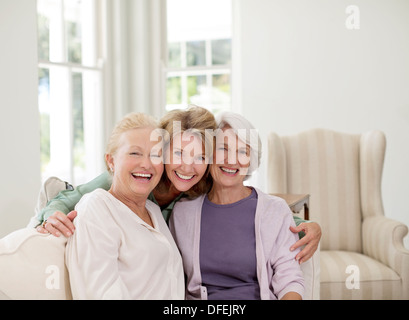 Ritratto di sorridere le donne anziane in livingroom Foto Stock