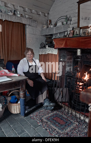 Museo Black Country. Dipendente donna che accoglie i visitatori in una casa di stile cottage risalente agli anni '1800, all'inizio degli anni '1900. Camera di epoca vittoriana Inghilterra Foto Stock