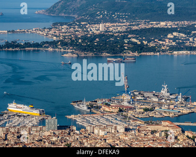 Traghetto al Quay accanto alla portaerei Charles de Gaulle nel porto di Tolone Foto Stock