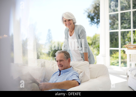 Coppia senior rilassante patio sul divano Foto Stock