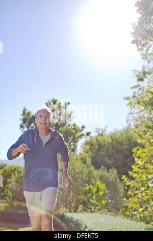 Senior uomo correre in posizione di parcheggio Foto Stock
