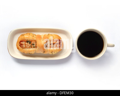 Appetitose salsicce pane e tazza di caffè isolato su sfondo bianco Foto Stock