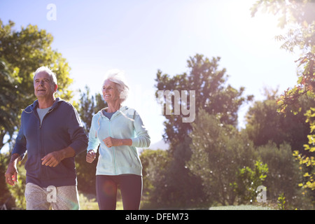 Coppia senior in esecuzione in posizione di parcheggio Foto Stock