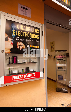 Negozio di vendita di sigarette elettroniche a Santa Cruz de Tenerife,  Tenerife, Isole canarie, Spagna Foto stock - Alamy
