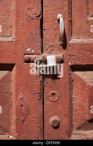 Vecchia ragnatela coperta serrature sulla porta di un edificio abbandonato Foto Stock