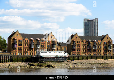 Edificio residenziale lungo il Tamigi - LONDRA, INGHILTERRA Foto Stock