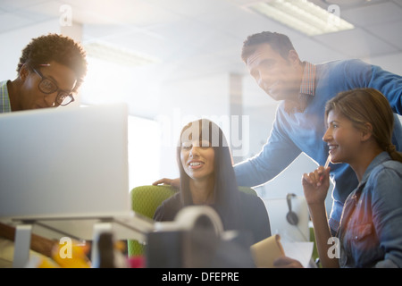 La gente di affari di parlare alla scrivania in ufficio Foto Stock