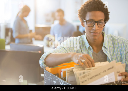 Imprenditore ordinamento tramite i file di Office Foto Stock