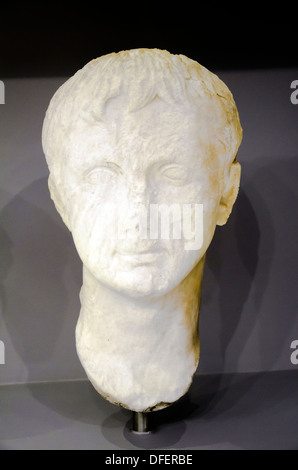 Ritratto in marmo di Augusto Imperatore (Caio Giulio Cesare Augusto, 27 BC- 14 AD), il fondatore dell'Impero Romano e del primo imperatore pf il dinasties imperiale di Roma. Il ritratto che è stata inserita in una statua, copie del cosiddetto tipo scultoreo di Prima Porta, un typewidely sparse in tutto l'impero. periodo romano, 1° cent. Annuncio. Museo Archeologico di Heraklion - Crete, Grecia Foto Stock