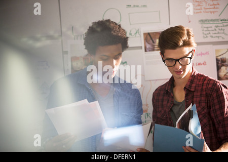 Imprenditori parlano in ufficio Foto Stock