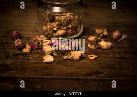 Essiccato boccioli di rosa sulla superficie di legno Foto Stock