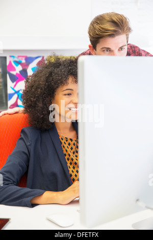 La gente di affari lavorando al computer in ufficio Foto Stock