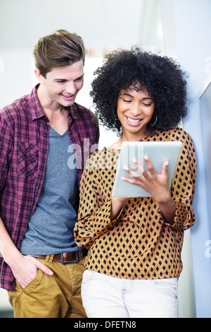 La gente di affari con tavoletta digitale in ufficio Foto Stock