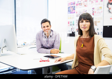 Ritratto di sorridere la gente di affari in ufficio Foto Stock