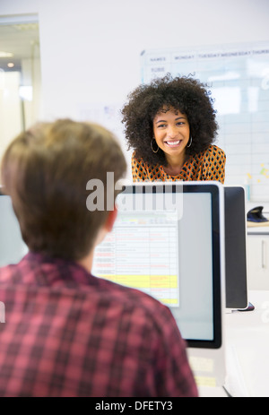 La gente di affari di parlare in ufficio Foto Stock