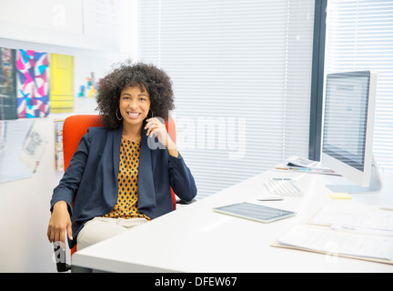 Ritratto di imprenditrice sorridente in ufficio Foto Stock