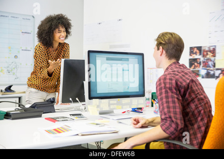 La gente di affari di parlare in ufficio Foto Stock