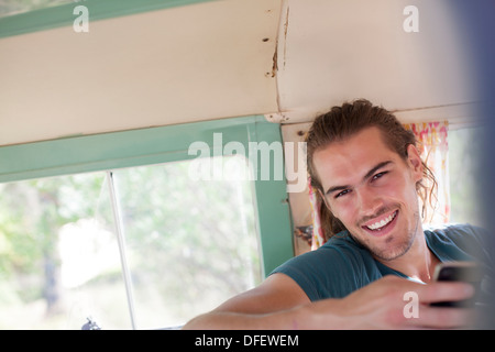 Uomo sorridente in camper Foto Stock