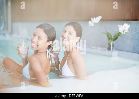 Ritratto di donna sorridente in piscina termale Foto Stock