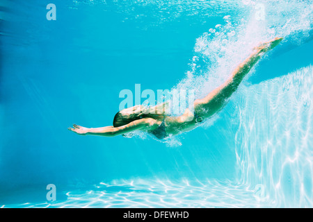 La donna le immersioni in piscina Foto Stock