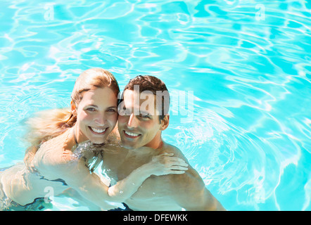 Ritratto di Coppia sorridente in piscina Foto Stock